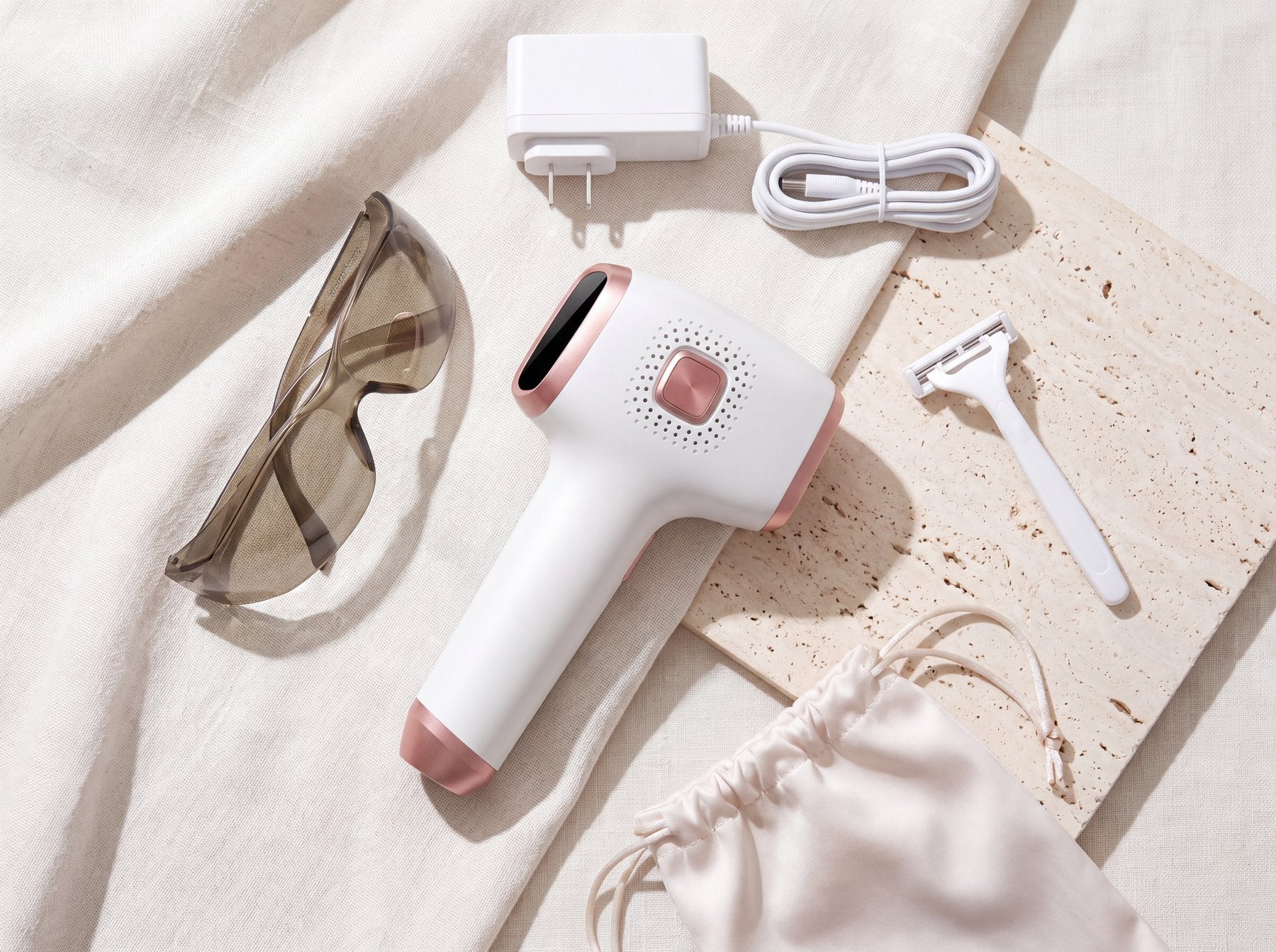 The Pearl 01 laid out with its safety glasses, razor, adapter and pouch