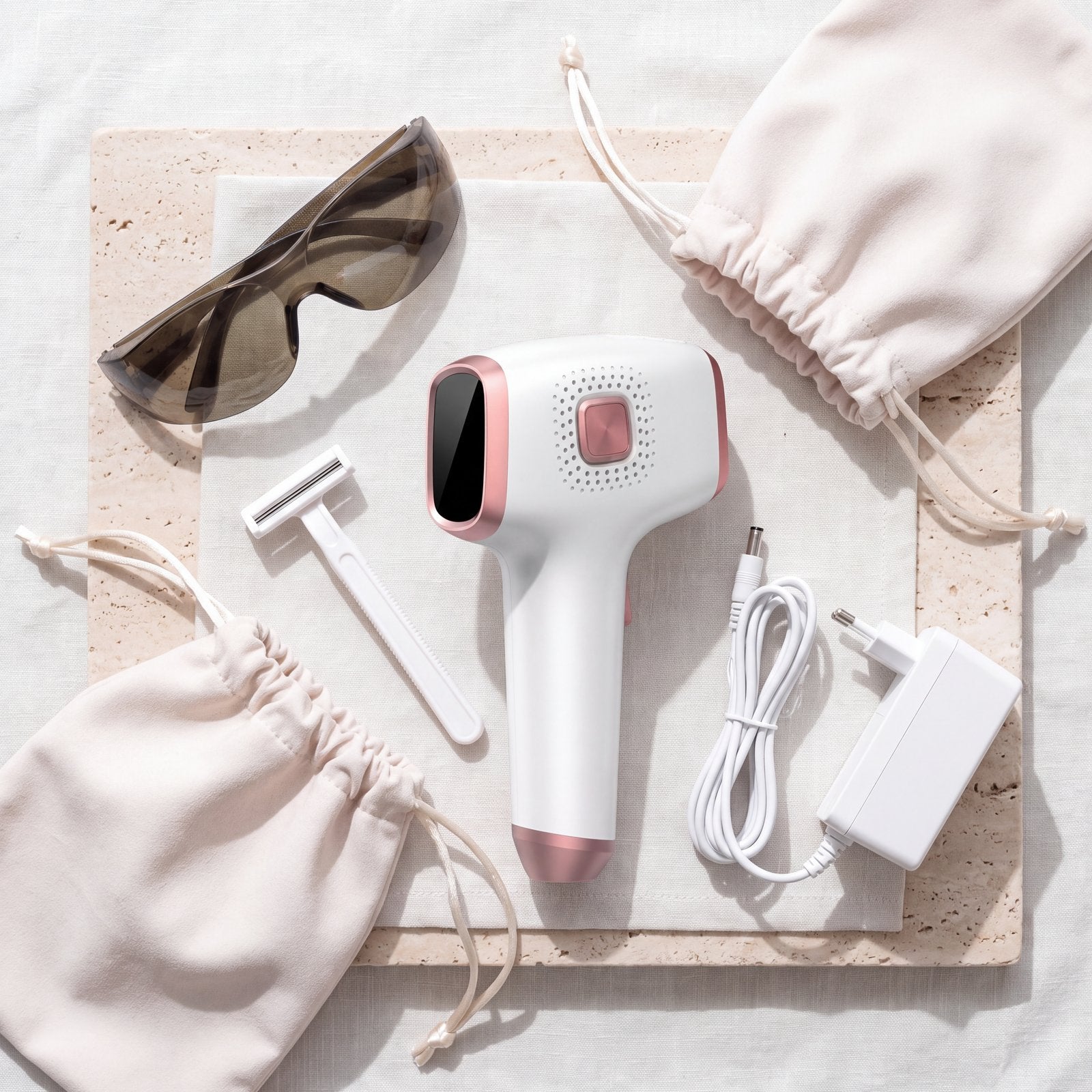 The VIENA Pearl 01 with its safety glasses, razor, adapter and pouch